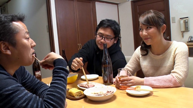嫁を他の男に抱かせて興奮する夫 倉多まお