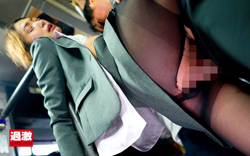 痴●師にパンストの中で手マンされ濡れシミができるほどイキ潮を吹きまくる美脚女2