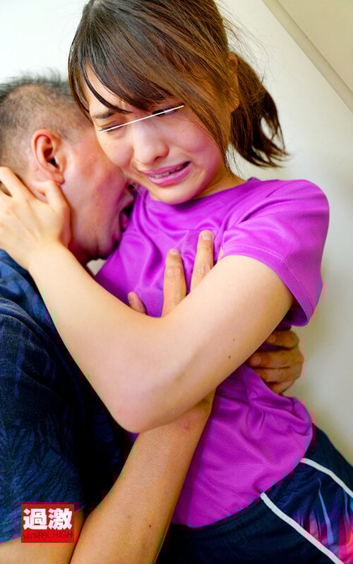 密室で汗ばむカラダを舐められ嫌がりながらも感じる女子○生