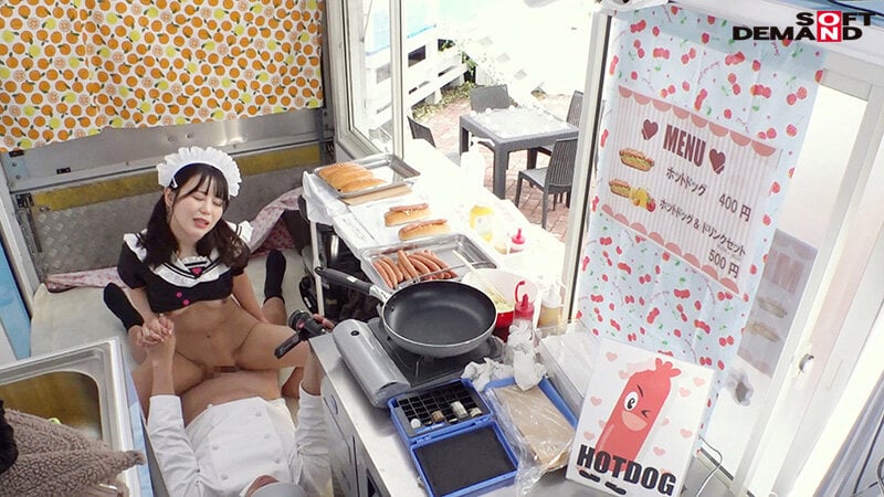 イルミネーションを見に来ていた冬休み中の女子大生さん 「半裸で移動販売してみませんか？」お客さんにバレないよう10分おきに過激になる下半身イジられミッションに耐えられるか！？
