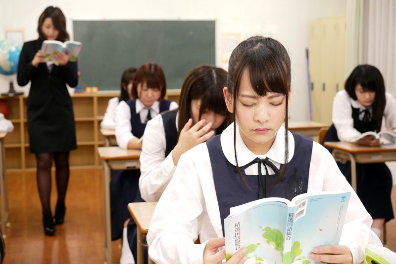 突然、どろっどろ精子が降り注がれる日常 学園生活で「常にぶっかけ」女子○生