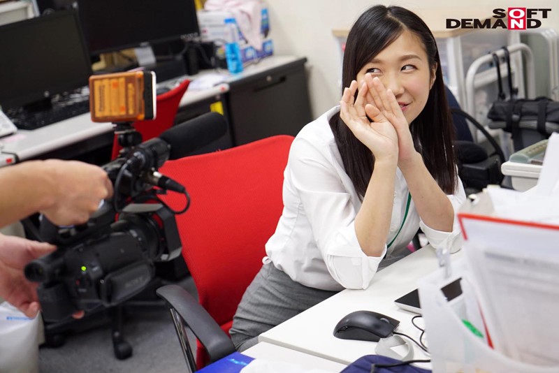 SOD女子社員 総務部入社1年目 奥原莉乃 笑顔と腕まくりがトレードマーク!どの職場にもいそうな「身近カワイイ」新卒娘、社内で恥じらい本格AV出演!!