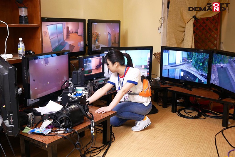 SOD女子社員 元気ハツラツな若手AD女子社員が働くAV撮影の舞台裏大公開！撮影現場でのHなアクシデントに戸惑いながらも恥じらい隠して全力対応！さらに！暴走した男たちに犯●れ全員SEXしちゃってました◆