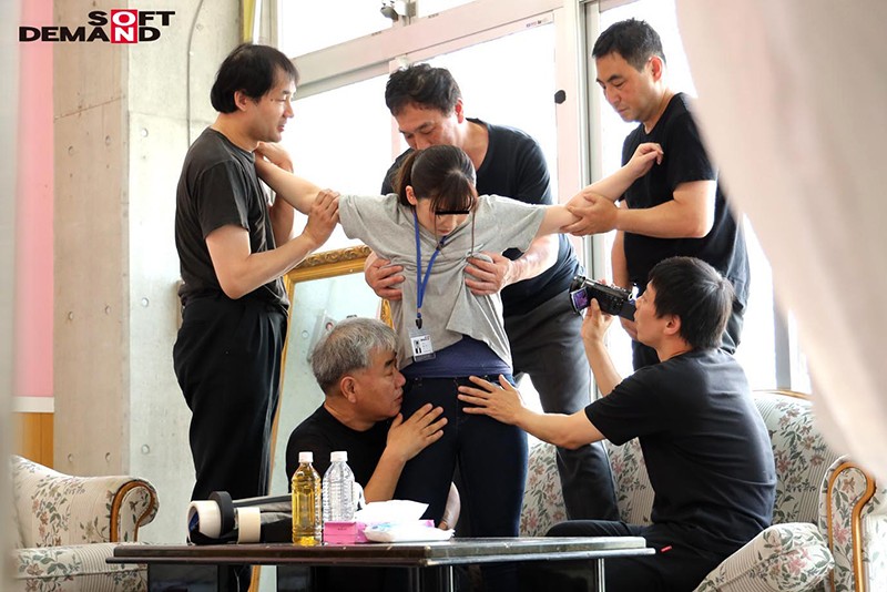 SOD女子社員 元気ハツラツな若手AD女子社員が働くAV撮影の舞台裏大公開！撮影現場でのHなアクシデントに戸惑いながらも恥じらい隠して全力対応！さらに！暴走した男たちに犯●れ全員SEXしちゃってました◆