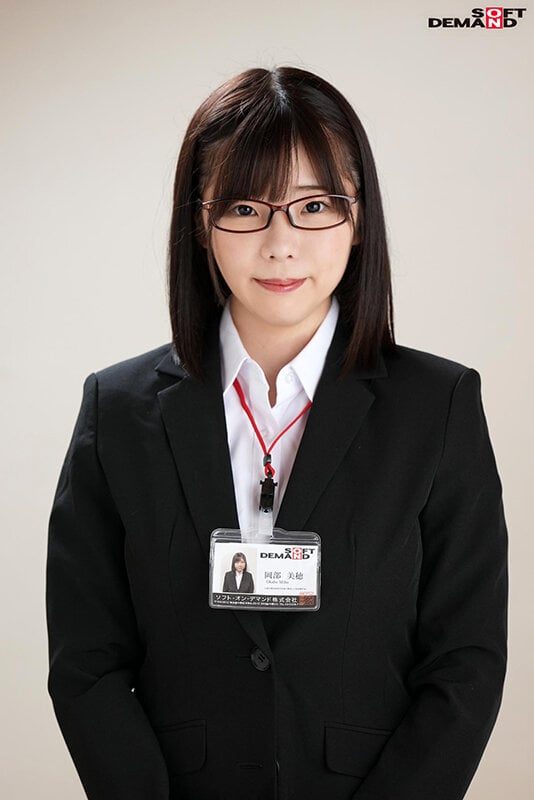 ロケ研修中の女子新入社員に突撃・野球拳! 岡部美穂