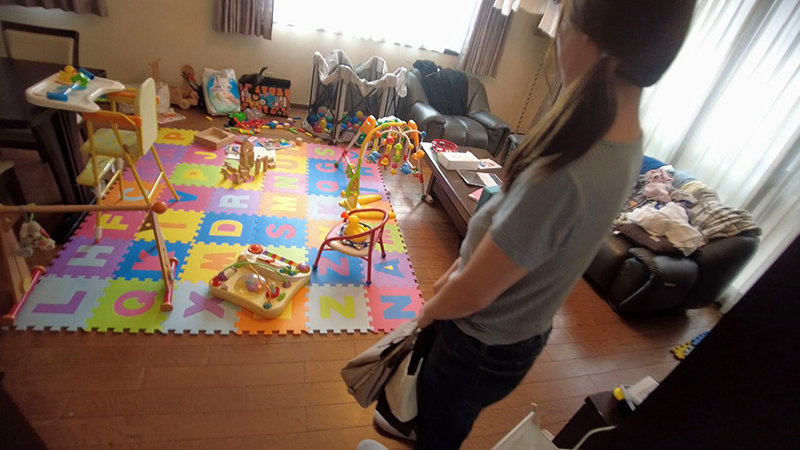 母乳露出 旦那が帰宅する19時までのヒミツ…産後8ヶ月のママ（27）と噴射デート