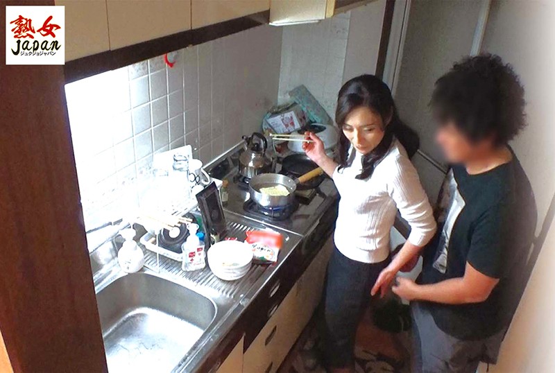 イケメンが熟女を部屋に連れ込んでSEXに持ち込む様子を盗撮したDVD for AV OPEN 2017。～これまでで特に人気の高かった美人奥様たちと再会してまたもや強引に中出ししちゃいましたよスペシャル！！～