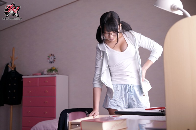 勃起をさせて笑みを浮かべる。痴女っ子ローリータ。まり 高杉麻里