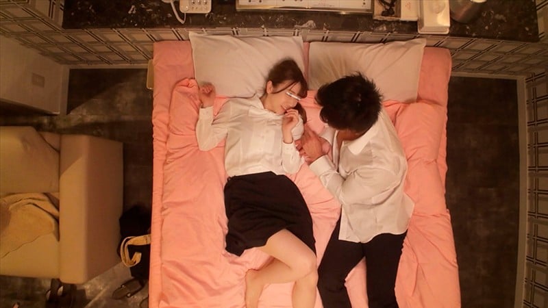 一般男女モニタリングAV 終電を逃したほろ酔いOLが初対面のサラリーマンといきなり相席ラブホで濃密セックス!!お酒とラブホの雰囲気で少しずつ近づく心と身体の距離!ひそかに高まる性欲を隠しきれなくなった男女はゴムを外して生ハメ中出し連続射精!in池袋