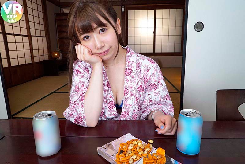 【VR】憧れの美人同期を夜●い!!社内でもモテまくりな同期と出張先でまさかの同部屋に!夜、ほろ酔いで眠りについた同期の寝顔を見たくなり、禁断のふすまを開けてみるとあらわになった純白の太ももと谷間が…そんなつもりじゃなかったのに気づくとその距離は… 大浦真奈美