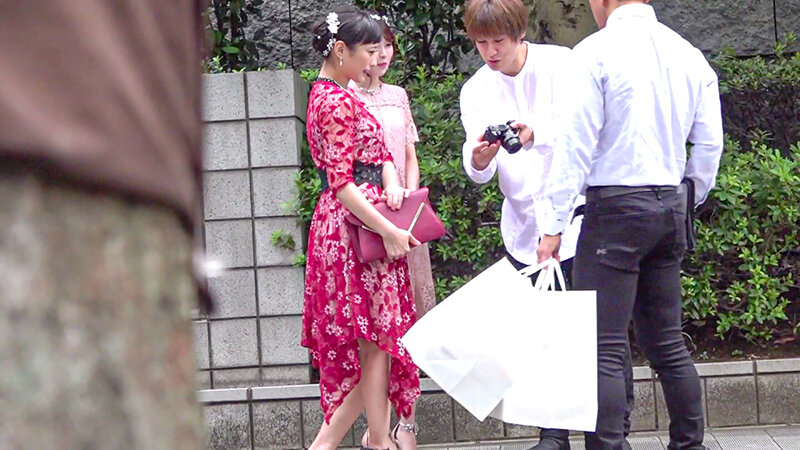 結婚式場付近でモデルのようなパーティドレスを着こなす挙式帰りの女子たちをナンパ!綺麗なフォルムの美女たちに中●しセックス決めちゃいました!! 3