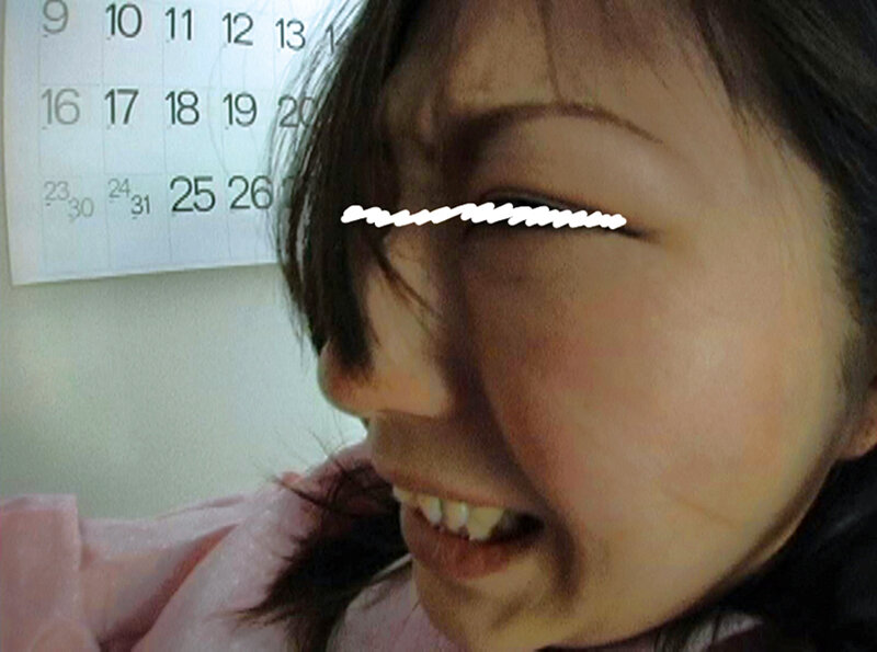 人前で初めての排泄 人妻のうんこおしっこを食らう便器男たち