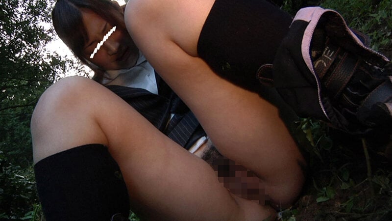 人前で初めての排泄 人妻のうんこおしっこを食らう便器男たち