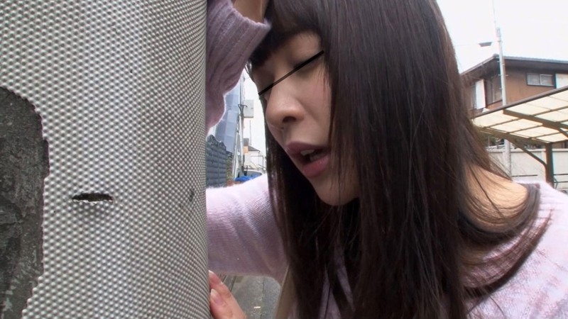 通勤、通学中の上玉な女たちに目を付けた悪行！道路への撒き水に含ませた即効媚薬、さらには媚薬ガス大量噴射で女の性欲を強●解放しイキ狂うまで生中出し！