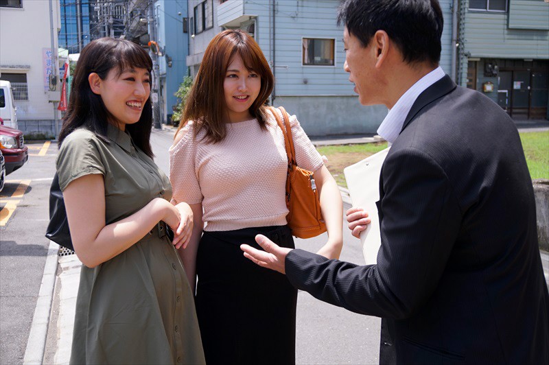 街で見つけたまるで友達のように仲の良い母娘にHなインタビューをお願いして「パパには絶対言えない」禁断の親子丼セックスをさせる！！ 6