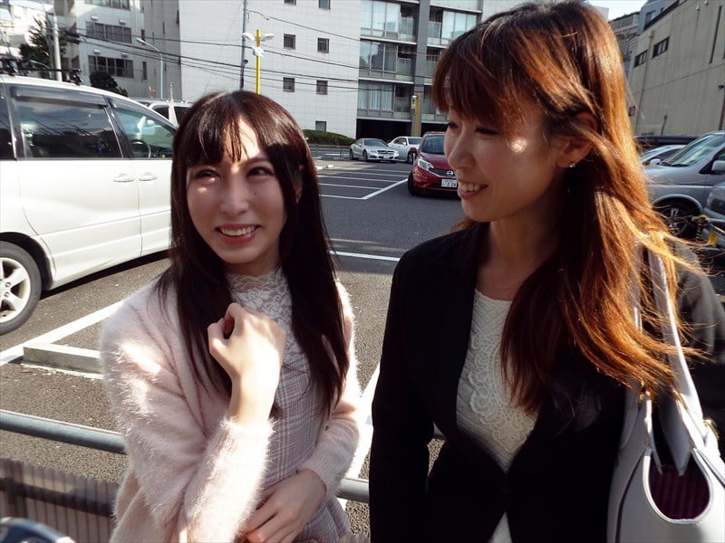 街で見つけたまるで友達のように仲の良い母娘にHなインタビューをお願いして「パパには絶対言えない」禁断の親子丼セックスをさせる！！ 6