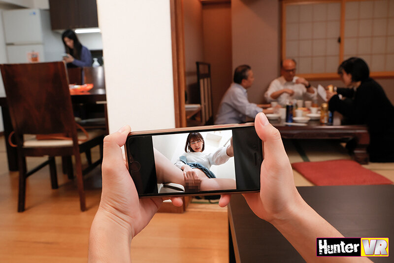 【VR】 親戚の集まり中にボクだけにテレビ通話でこっそりオナニー中継を見せつけてくる従姉妹。さらに親戚が食事で外出したらボクの勃起を確認!するだけじゃなく、その場でセックスを求めてきた!