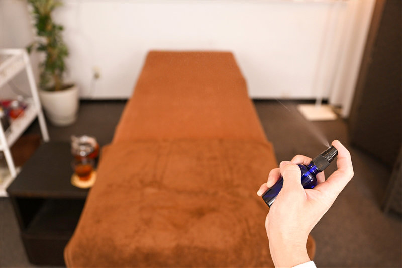 【VR】「お客様、お触りダメですよ」【タッチ禁止!本番NG】スレンダー美巨乳の激かわエステ嬢に【媚薬で発情させ早漏マ○コ覚醒で絶頂アクメ連発!】性欲爆発のS級美少女とお店に内緒でOILダクダク容赦ない【中出し2発】キメパコSEX 新井リマ