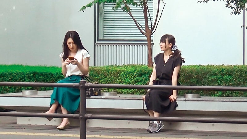 綺麗でエッチなおねえさんが街でウブそうな素人女子をレズナンパ 5