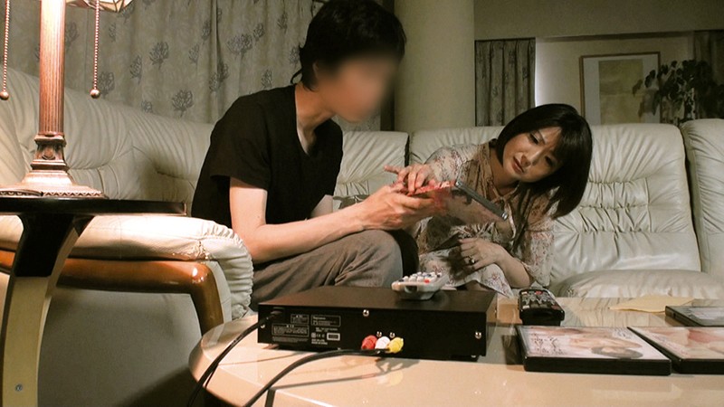 母と息子がAV鑑賞してたら…母のほうが辛抱できなくなって…4時間