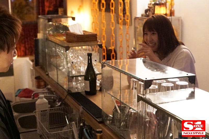 盗撮リアルドキュメント！ 密着23日、湊莉久のプライベートを激撮し、行きつけのバーで見習い店員に扮したイケメンナンパ師に引っ掛かって、SEXまでしちゃった一部始終