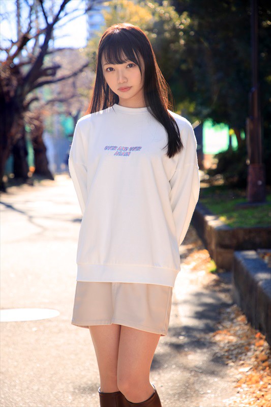 黒髪美少女 奇跡のAV初出演