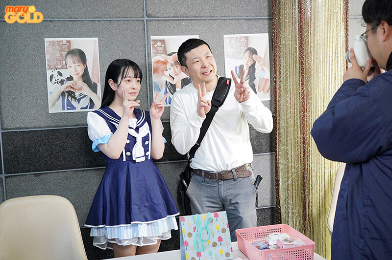 デリヘル呼んだら潮対応のアイドルと遭遇! 「キスもした事が無い」と言っていたのに風俗で働いていたので 内緒にする代わりに本番OKさせてイッもヤメない追撃お仕置ピストン 月見若葉