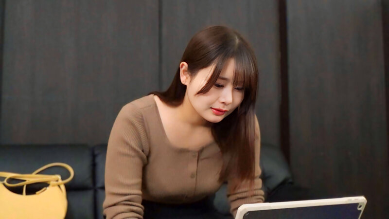 街角調査!AV動画を鑑賞させた欲求不満な人妻は必ずヤレる! すでにオマ〇コはビチョ濡れ欲情決壊!?「この動画と同じことしてみたいです…」