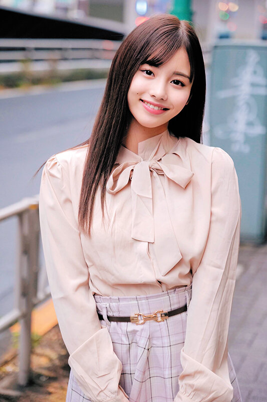 マジメな国立大に通うカワイイ女子大生がエロ恥ずかしい素股焦らされ体験!パンティ布越しにデカチン先っぽ3cm挿入!!敏感なおま○この入り口だけをグリグリされて奥まで挿れて欲しくなっちゃってスケベ汁溢れるワレメにヌルっと生挿入!膣奥直撃生ハメ激ピストン!!キュ…