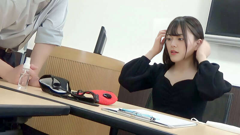 【ハメ撮り流出】パイパンお嬢様の筋マンが締まり良過ぎて即(生中)発射してしまった件。