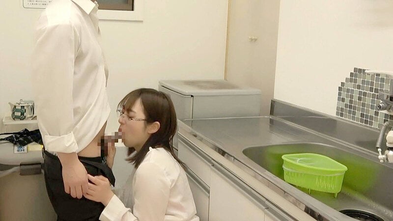 残業中の社内性交!ちょいSっ気のある年下セフレがオフィスのトイレでアヘ顔晒して絶叫イキ狂い!!