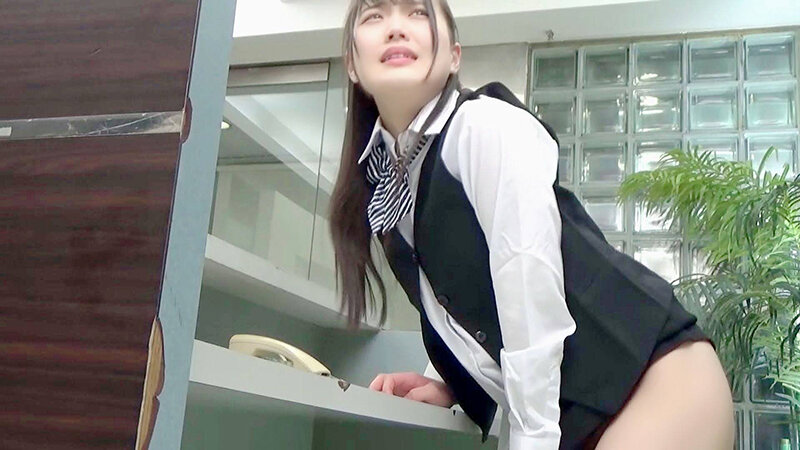 【受付凄惨!】上半身は業務中 下半身は性交進行中!!気丈な振る舞い、献身的な対応の女性たち。 『声出すんじゃねーぞ!そのまま仕事をしとけ!』