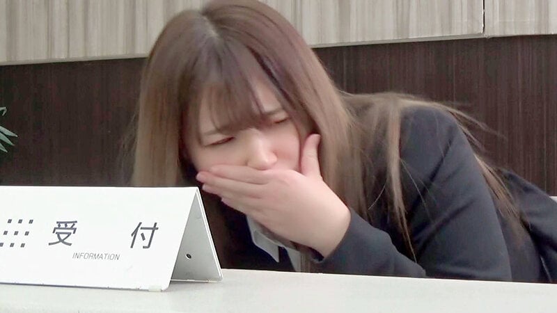 【受付凄惨!】上半身は業務中 下半身は性交進行中!!気丈な振る舞い、献身的な対応の女性たち。 『声出すんじゃねーぞ!そのまま仕事をしとけ!』