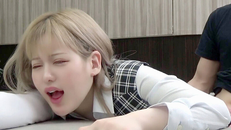 【受付凄惨!】上半身は業務中 下半身は性交進行中!!気丈な振る舞い、献身的な対応の女性たち。 『声出すんじゃねーぞ!そのまま仕事をしとけ!』