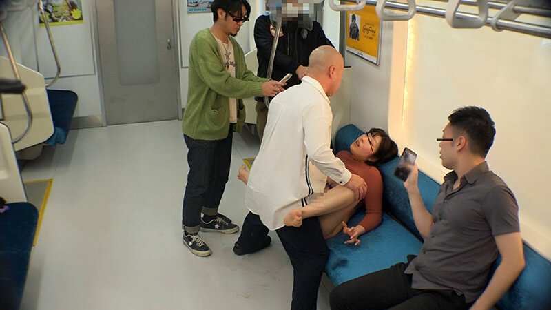 某私鉄電車内での不合意性交!! 精液、体液をまき散らし白昼堂々と繰り広げられた車内は混沌を極める…