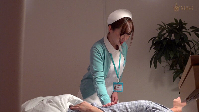 結婚3年目の看護師にギン勃ちチ●ポを見せてフェラ抜き!深夜、性欲に火がついた看護師は声を●して快楽堕ち…!