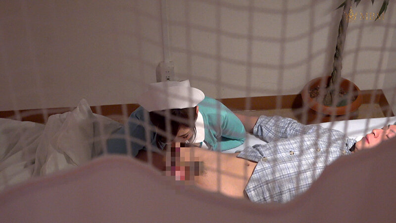 結婚3年目の看護師にギン勃ちチ●ポを見せてフェラ抜き!深夜、性欲に火がついた看護師は声を●して快楽堕ち…!