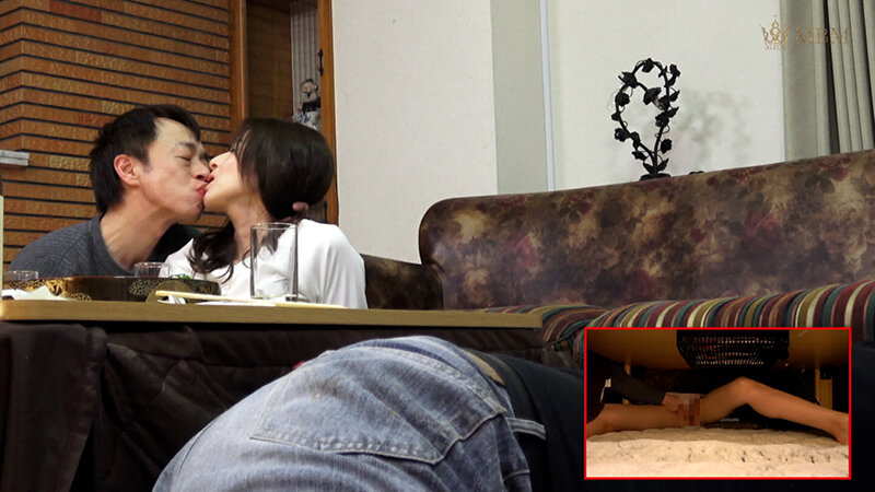 コタツの中のエロい美脚!童心にかえってこたつに潜って悪戯から声を●して快楽SEX!