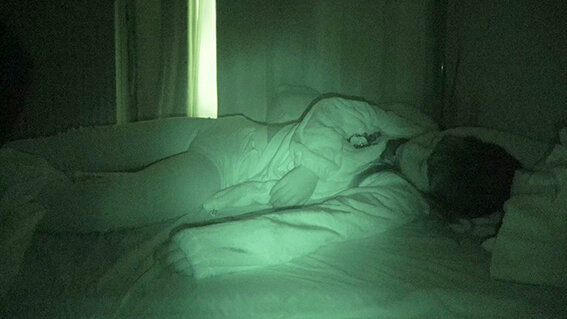 つきまとい09 艶やかな黒髪にお行儀良く制服を着た眼鏡文学美少女に近づき電車痴●。そして家までつきまとい窓の隙間から盗撮侵入し睡眠姦。公園で無邪気に笑いながら1人で遊んでいるところを再び襲い監禁ファック。