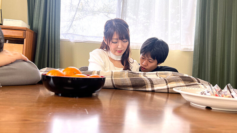 コタツの中でこっそり悪戯!!父親の再婚相手の義母との母子相姦!?寝取られ美熟女に暴発生中出し!!