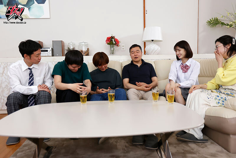 聖水ファミリーへようこそ! 飲尿中毒な義父たちとの恥ずかしお漏らし生活 倉本すみれ