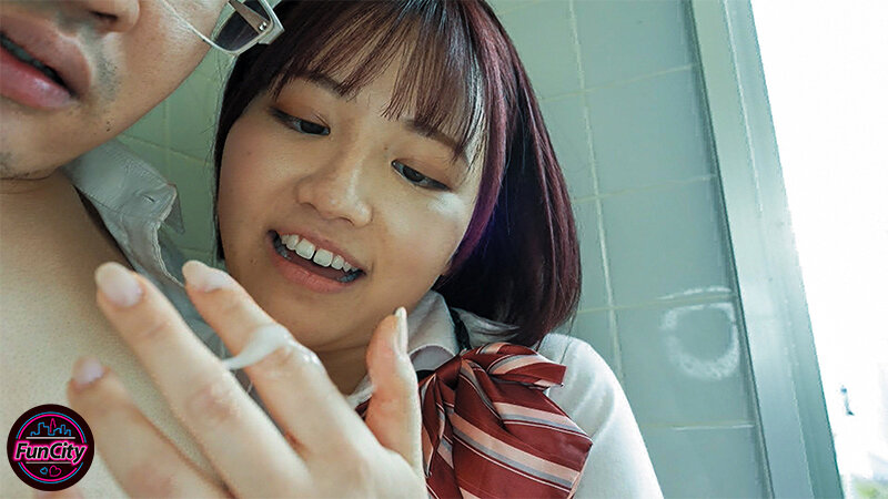 クラスでは静かで真面目な生徒はバレたらヤバい状況で焦る男にニヤニヤ挑発する小悪魔J系だった!密着囁き淫語で誘惑されて…天月あず