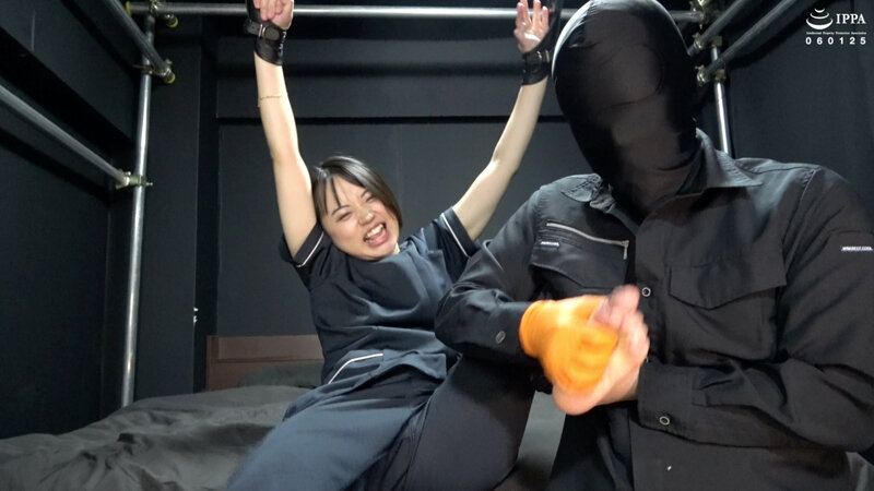 「エステ服のお姉さんを両腕吊り拘束でくすぐりまくり!」WAKA-056 菊池はる 2