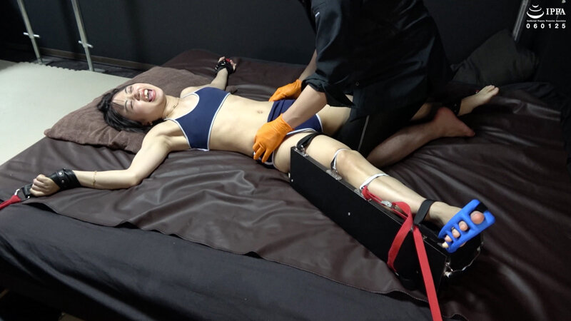 「四肢拘束ローションくすぐりで動けなさに震えるショートカットのお姉さん!」WAKA-056 菊池はる 7