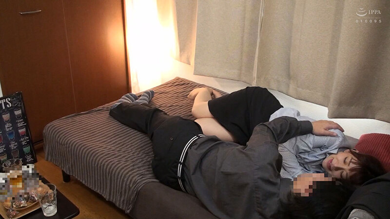 上司と二人きりの夜。旦那が出張中、快楽に溺れる!