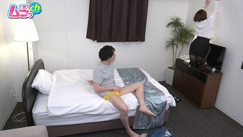 ホテル部屋REC 灼熱の夜、クーラー故障でブチ切れ脱衣!宿泊客のこんもり規格外デカチンに魅せられ、身体で詫びるホテルウーマン