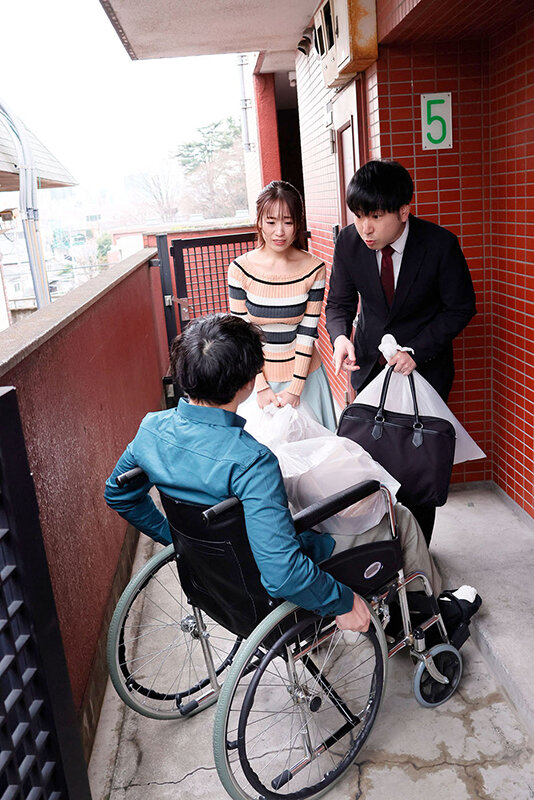 車椅子の巨根青年 背徳の性処理介抱 長瀬麻美