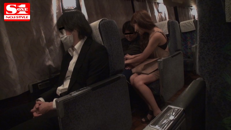 夜行バスに派遣された明日花キララが声の出せない状況でガチ素人さんを誘惑して、無音スローピストンSEXまでしちゃいました。