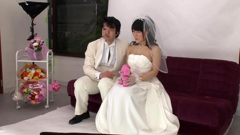 結婚式前にウェディングドレス姿で記念写真を撮影する幸せ絶頂のカップルの花嫁に『媚薬』、新郎に『眠剤』を飲ませたら、ウェディングドレス姿の花嫁が発情!寝ている新郎の目の前で他人のチ○ポを求め、ヨダレをダラダラ流しながら腰を振りまくって初めての浮気!