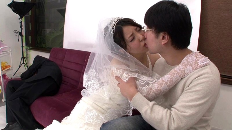 結婚式前にウェディングドレス姿で記念写真を撮影する幸せ絶頂のカップルの花嫁に『媚薬』、新郎に『眠剤』を飲ませたら、ウェディングドレス姿の花嫁が発情!寝ている新郎の目の前で他人のチ○ポを求め、ヨダレをダラダラ流しながら腰を振りまくって初めての浮気!